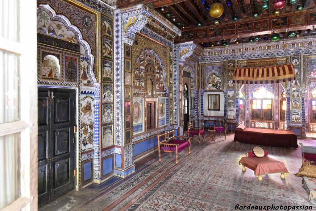 Le plafond avec ses boules colorées date de 1930 !