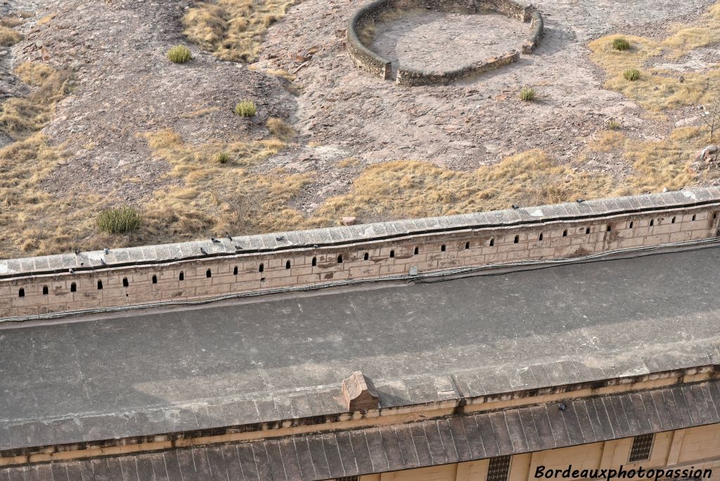 Sur la muraille, on distingue une canalisation permettant de faire courir l'eau dans tout le fort.