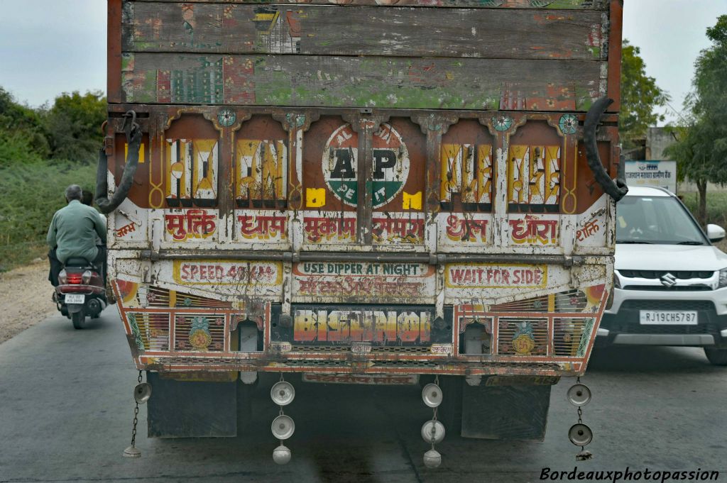 Sur l'arrière de ce camion, le chauffeur a indiqué à quelle communauté il appartient : les BishnoÏs,  communauté vishnouïte surtout présente dans l'État du Rajasthan. 