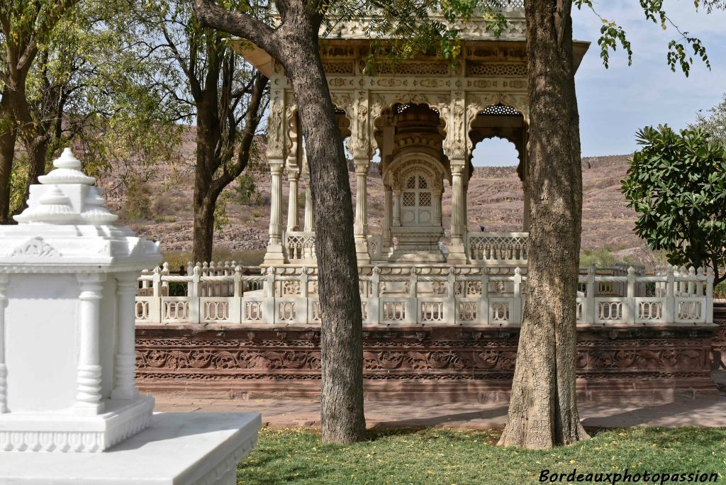 Un cénotaphe plus petit de marbre blanc dédiée à une rani (épouse du rajah). Le terme "rani" vient de l'indo-européen et a donné le terme "regina" en latin et "reine" en français. 