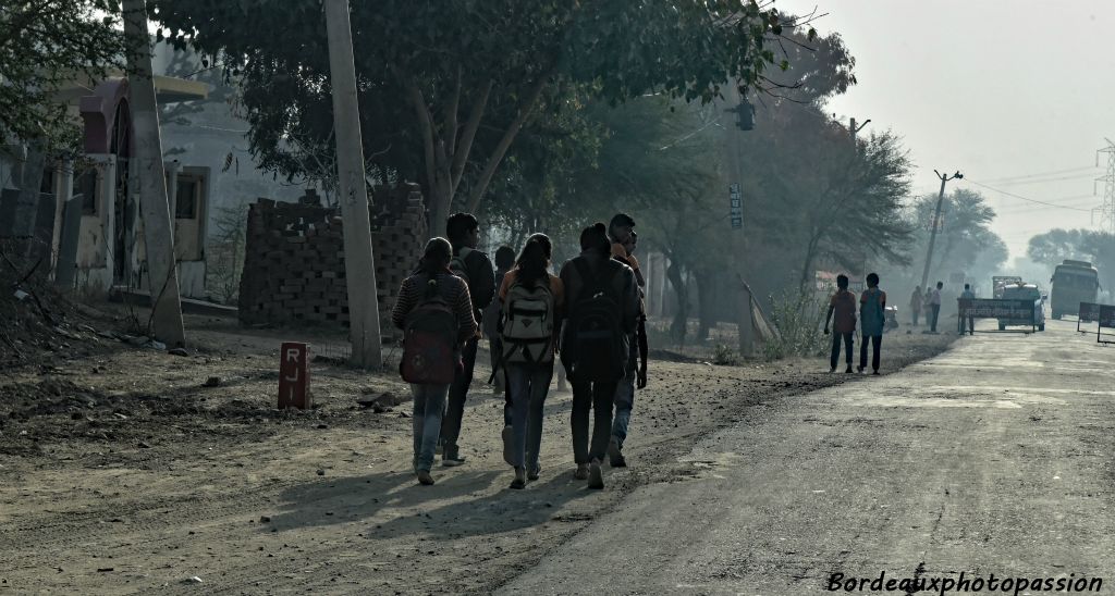 Le matin, la jeunesse indienne va aussi à l'école ou au collège.