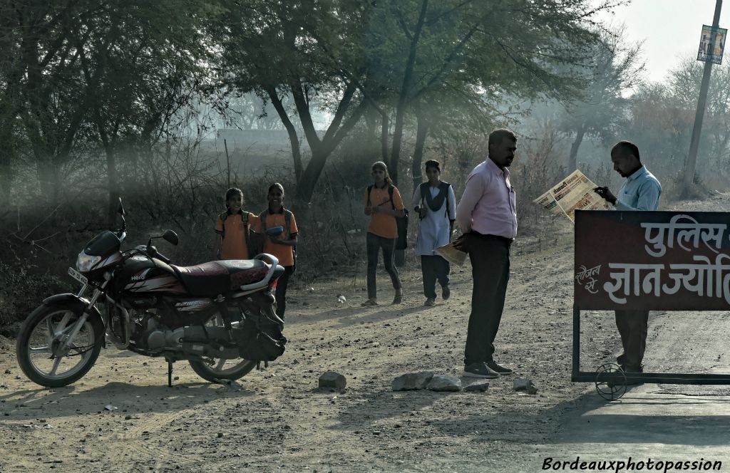 Si au Rajasthan, le taux d'illétrés est supérieur à la moyenne nationale (sutout chez les femmes), il n'est pas rare de voir les hommes lire le journal dans la rue.