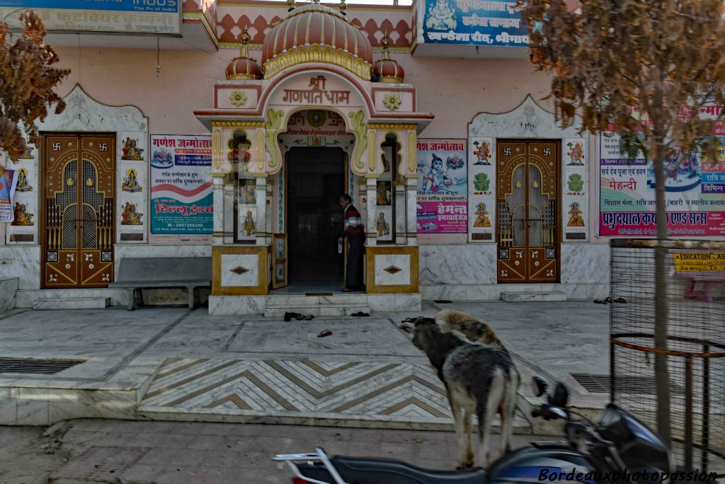 Sur les bord des routes il n'est pas rare de voir un temple dédié à une des nombreuses divinités de l'hindouisme.