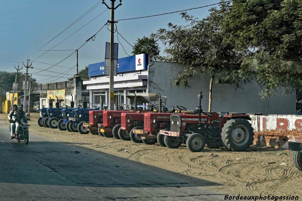 Les agriculteurs sont outillés. Le tracteur peut servir de moyen de transport.