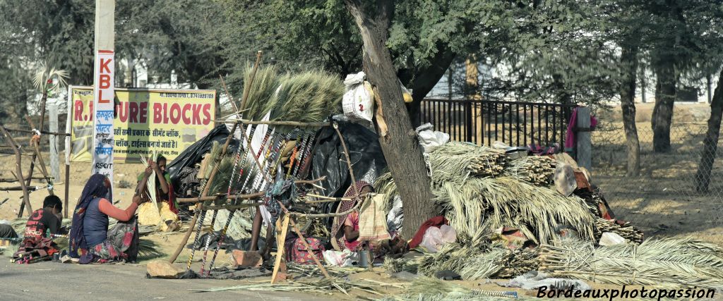 Vente de balais artisanaux.