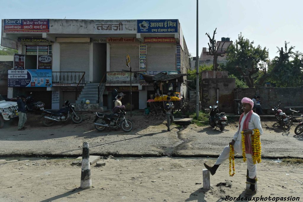 Colliersde fleurs (œillets d'Inde) pour un accueil chaleureux des touristes.