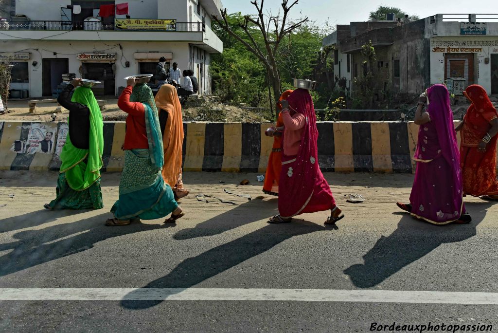 Défilé de saris colorés.
