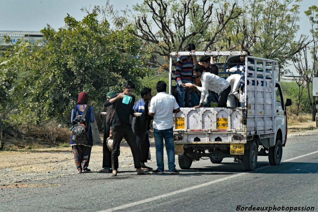 Pause repas pour un transport en commun chargé.