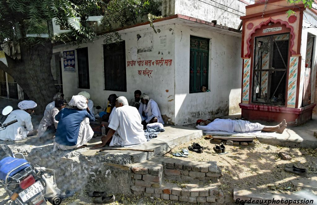 Sieste ou jeux de société pour les hommes.