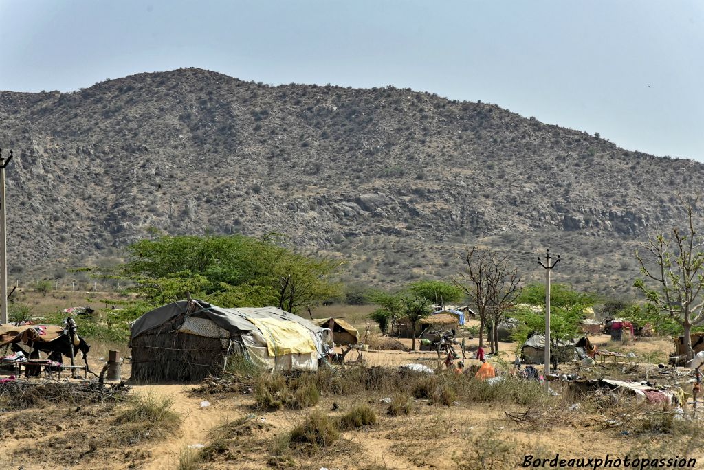Parfois, se dressent des camps de nomades qui se déplacent en fonction du travail toujours temporaire.