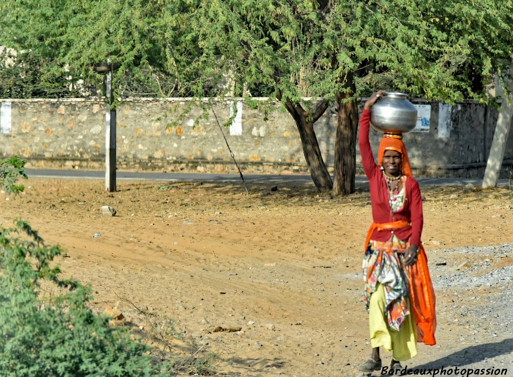 Pour porter l'eau, le récipient en métal remplace progressivement celui en terre cuite.