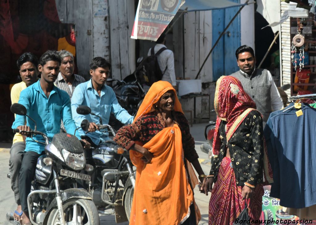 Les saris des femmes hindoues rivalisent de couleurs.