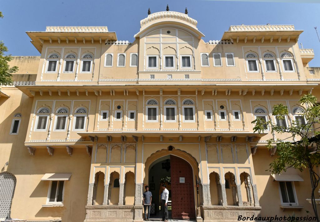 Le Castle Kandhela est un hôtel qui a été la demeure du Rajah Raisal Singh II. Ses descendants y vivent depuis 18 générations.