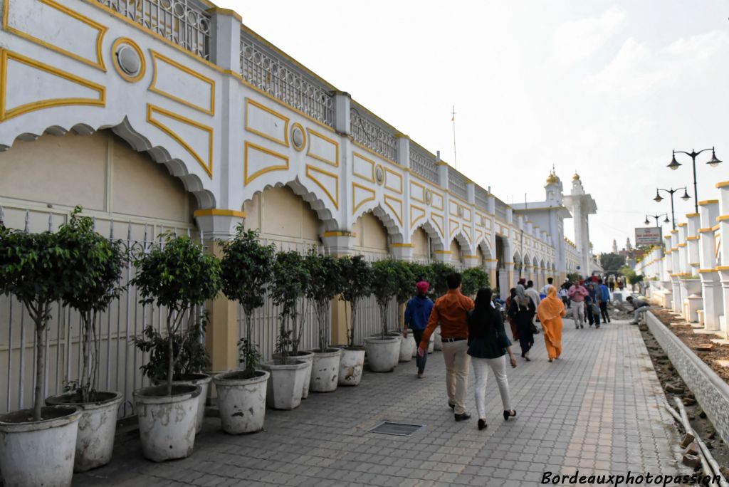 Notre guide nous amène visiter le temple Gurudwara Bangla Sahib, le plus grand temple sikh de Delhi. Mais la visite ne commence pas par le temple.