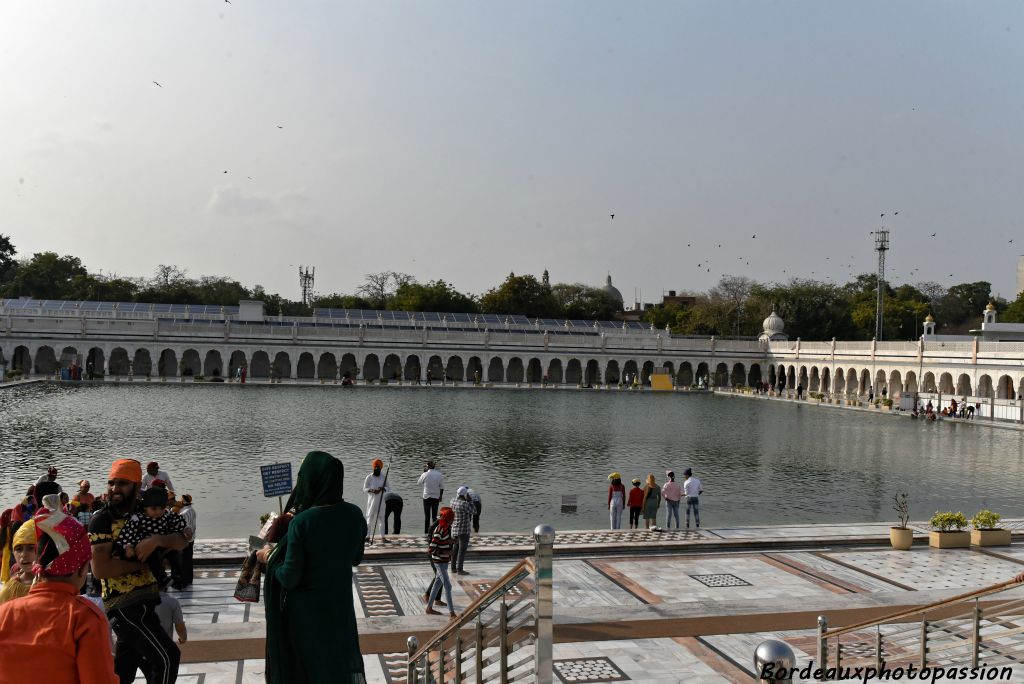 A l'arrière du temple un vaste bassin pour les ablutions des fidèles.