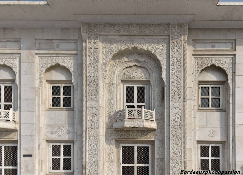 Le temple est construit en marbre blanc finement décoré.