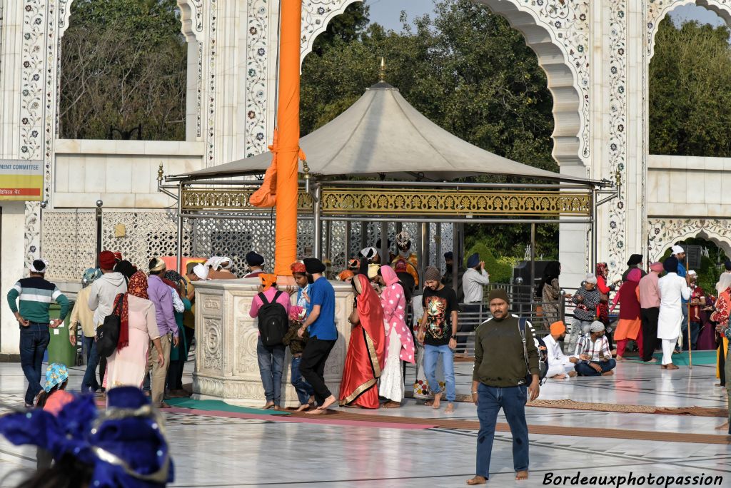 Les Sikhs croient en un seul Dieu éternel et créateur et prêchent une vie intègre et invite à vivre de manière fraternelle et généreuse.