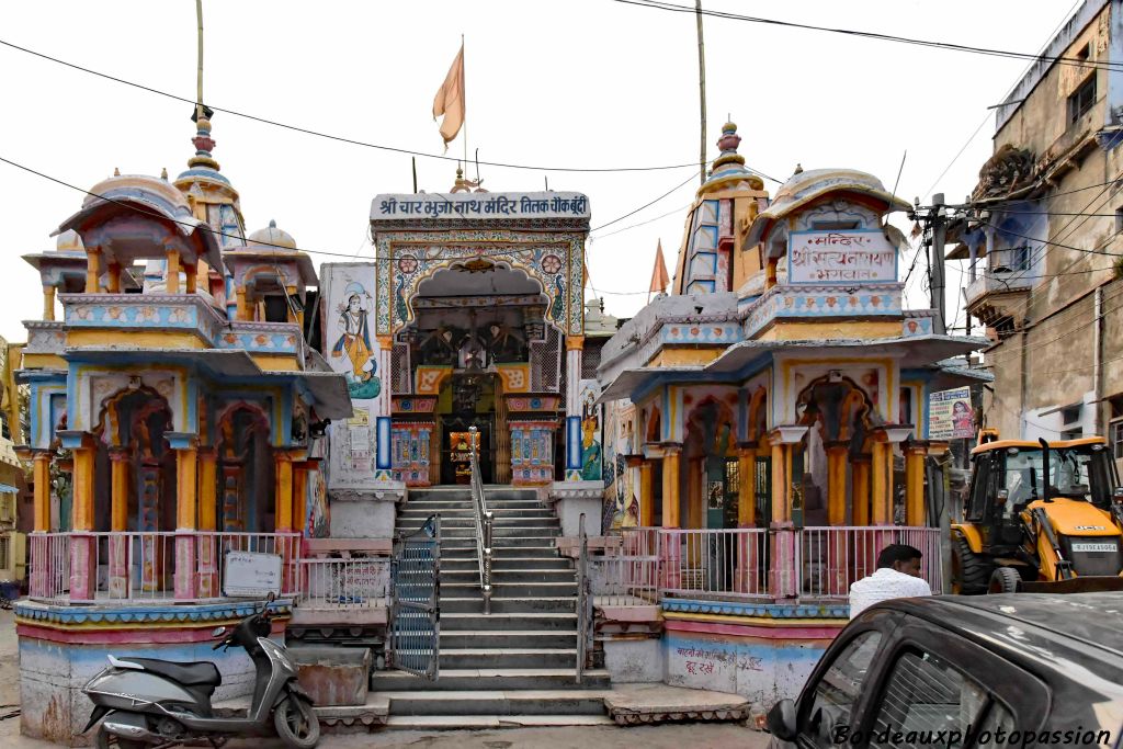 Temple consacré à une divinité dont le véhicule est un paon. Serait-ce la monture de PÂRVATI, l’épouse de SHIVA ?