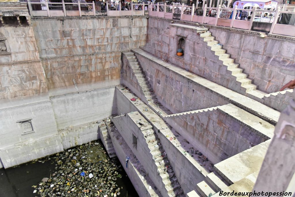 Ancien baori, puits avec escaliers permettant autrefois de stocker l'eau de la mousson.