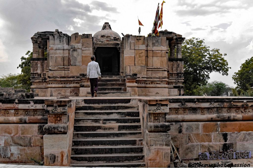 Il paraiit à l'abandon mais chaque Hindou sait qu'un temple avec des drapeaux est en activité.