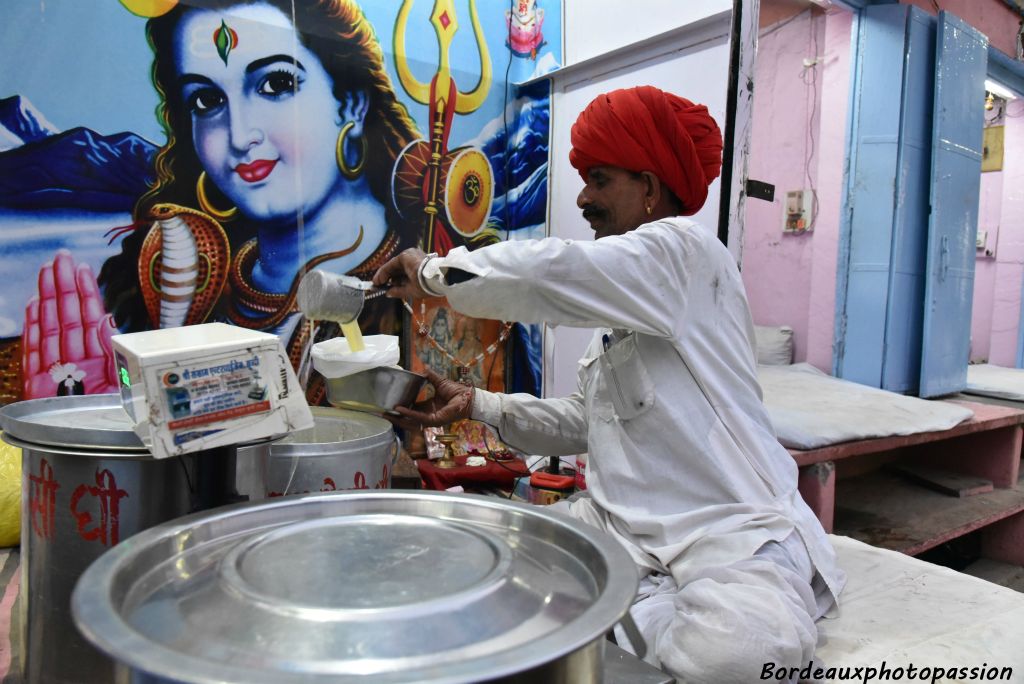 Le beurre clarifié (beurre chauffé puis décanté) est offert aux divinités de l'Hindouisme. Mais il est utilisé quotidiennement dans la cuisine indienne et il se conserve comme l'huile.