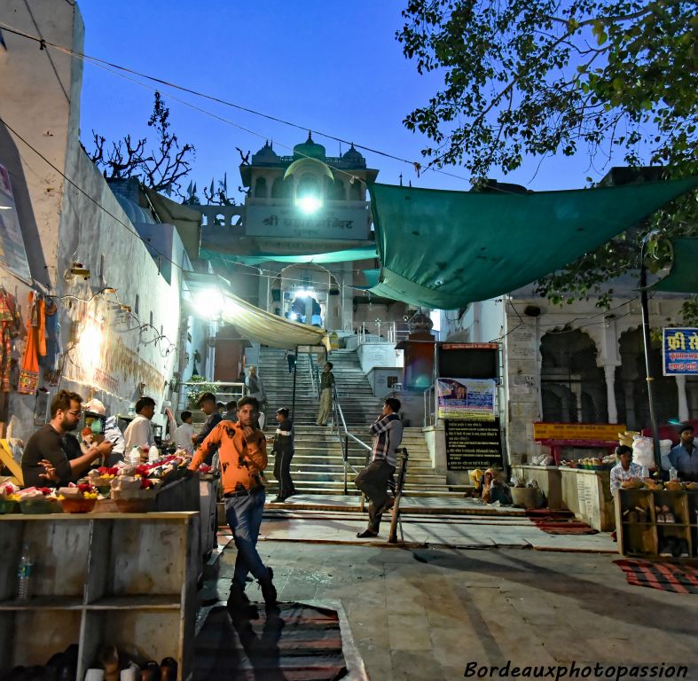  Pushkar est un des plus importants lieux saints du Rajasthan. Le temple est consacré à Brahma le dieu Créateur dans l'hindouisme.