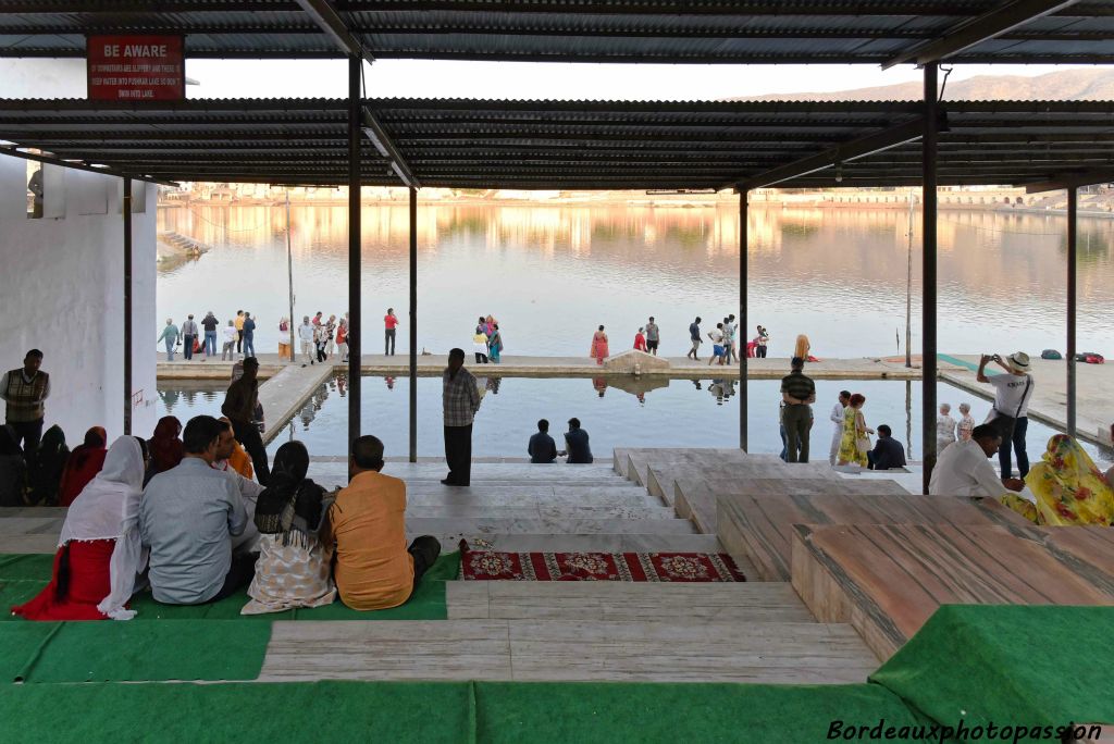 À l'arrière du temple de Brahma se trouve le lac sacré. C'est l'un des plus anciens lieux de pélerinage de l'Inde.