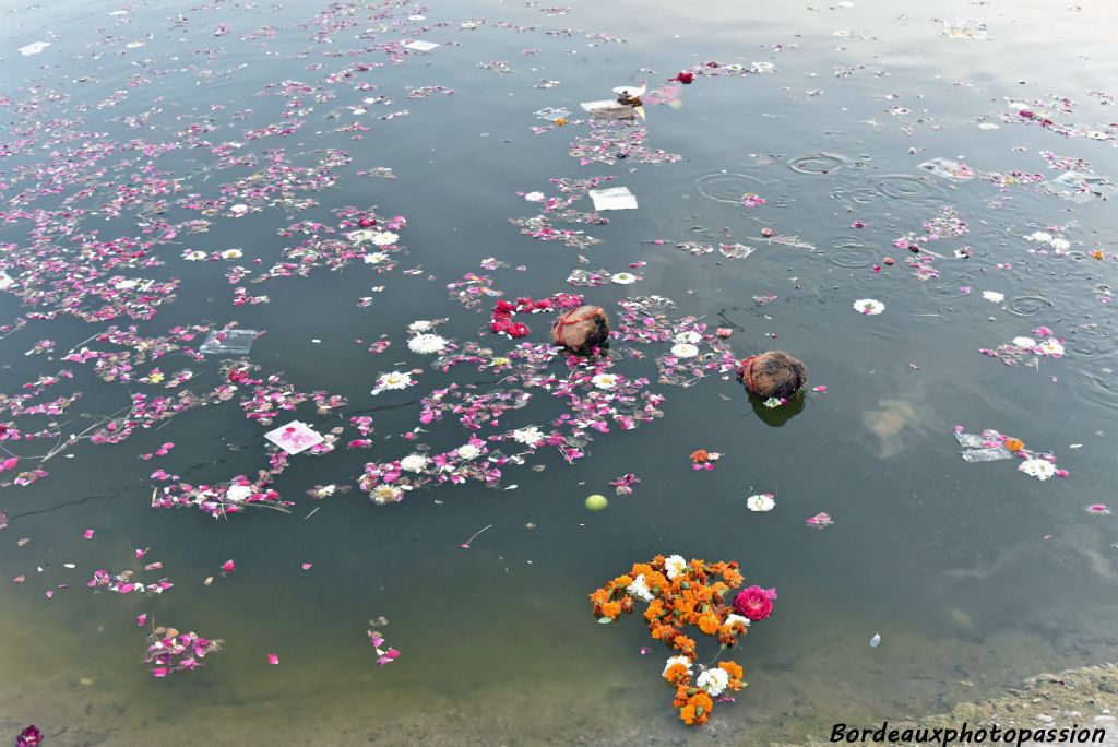 C'est la fin de journée et de nombreux pélerins ont été purifiés avec l'eau du lac.