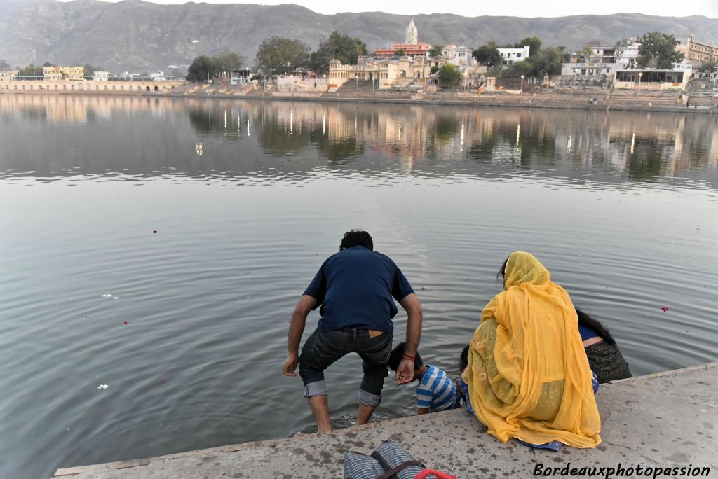 La purification passe par le contact avec l'eau du lac sacré.