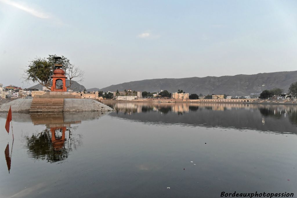 Aux 500 temples que compte Pushkar, il faut rajouter les cinquante-trois palais que les souverains en pélerinage de toutes les régions de l'Inde firent édifier.