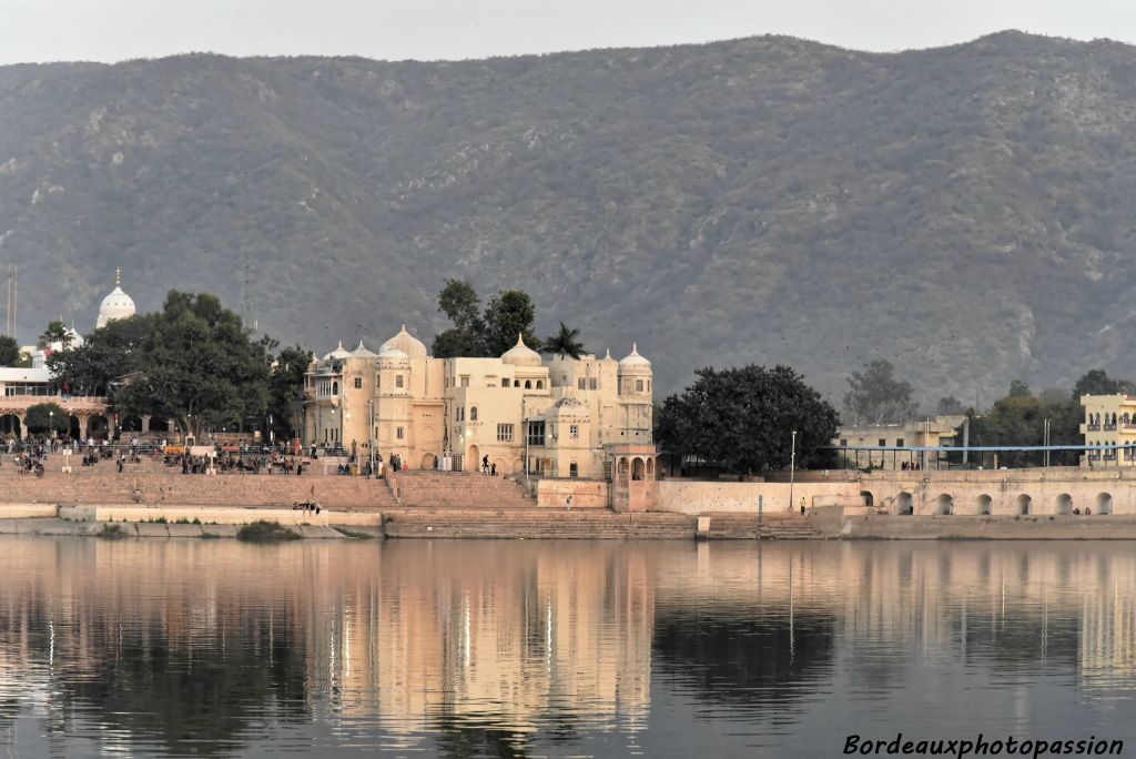 Un des 53 palais au pied du lac avec les montagnes de l'Aravalli en arrière-plan.