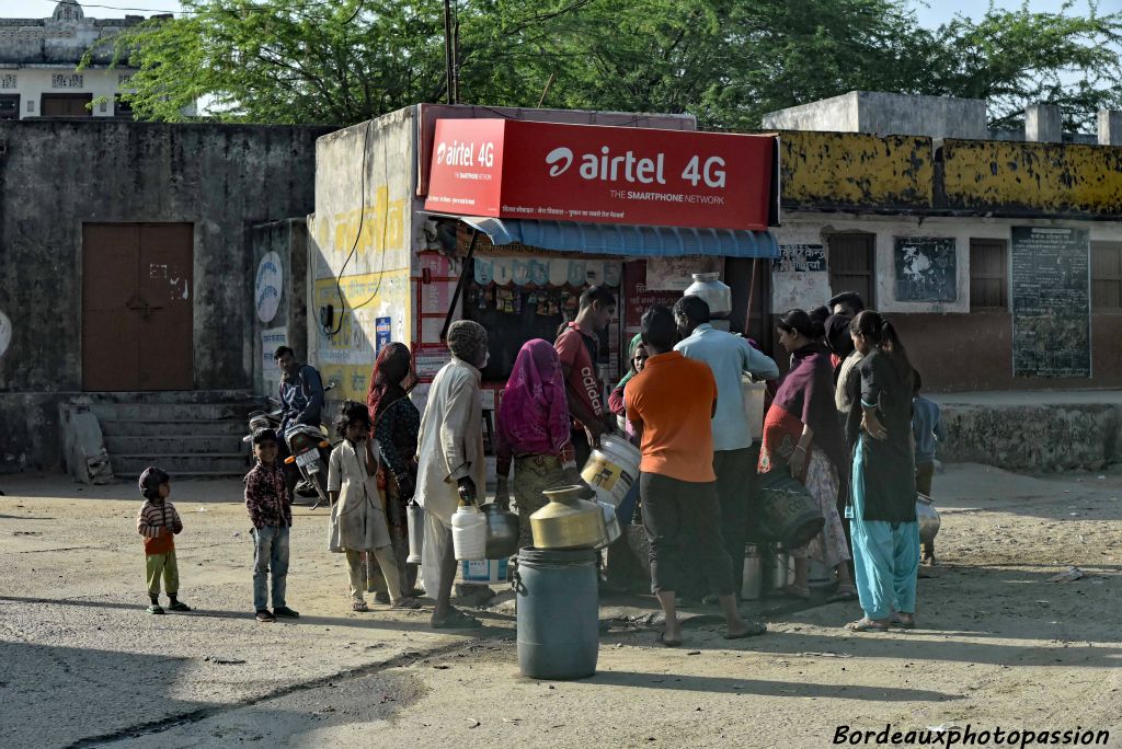 Un rassemblement dans un village ? C'est la corvée d'eau. Elle est à la disposition des habitants 2 heures par jour.