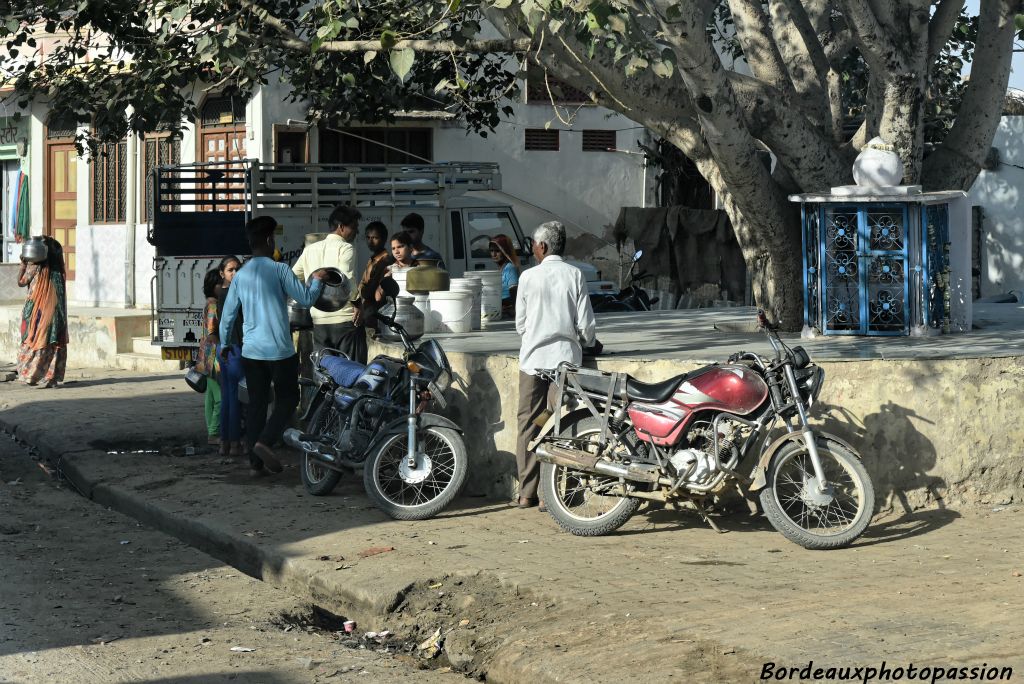 Parfois, il faut utiliser un deux-roues quand on est un peu éloigné du centre du village.