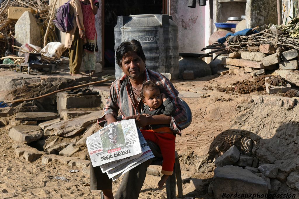 Pendant que maman est allée chercher de l'eau, papa s'occupe de moi et m'apprend à lire le journal !