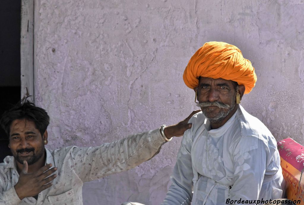 Lui c'est mon ami ! Regarde son turban orangé ! C'est un agriculteur !