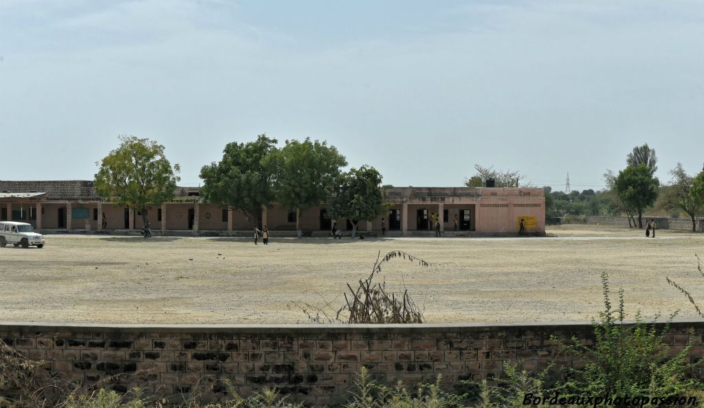 École ou collège souvent à la sortie des villages.