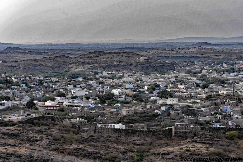 Jodhpur est surnommée la ville bleue. En effet quelques anciennes maisons sont peintes en bleu. Cette tradition est attribuée aux brahamanes qui auraient découvert que cette couleur éloignait les moustiques.