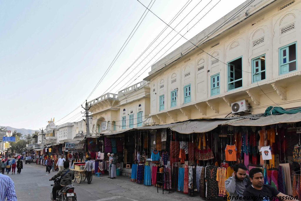 Pushkar nous accueille avec ses maisons  pittoresques, ses marchés, ses artisans et ses nombreux temples.