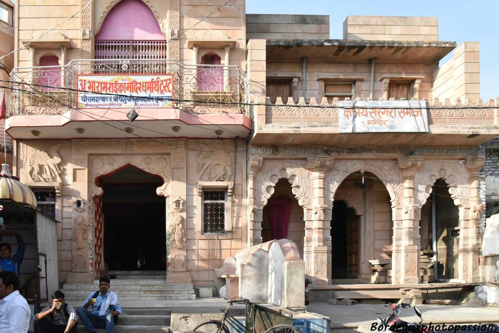 Pushkar abrite des centaines de temples (500 ?) consacrés à des divinités et appartenant à différentes castes.