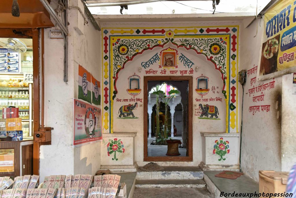 Temple consacré à Ganesh, dieu de la sagesse, de l’intelligence, de l’éducation et de la prudence, le patron des écoles et des travailleurs du savoir.  