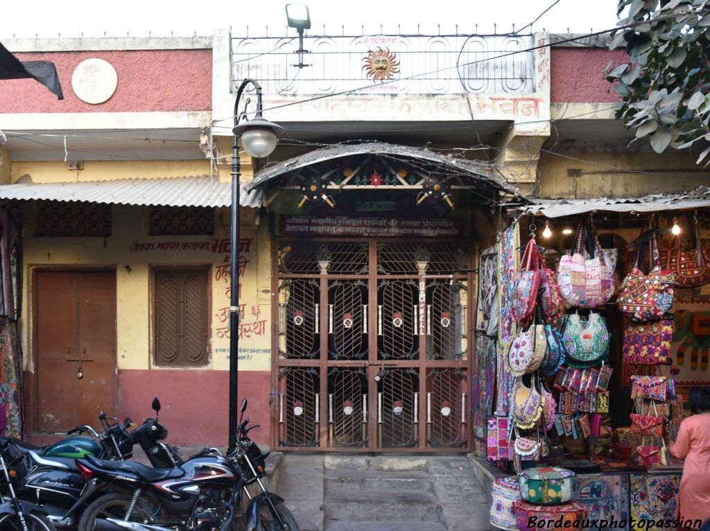 On peut passer parfois devant un temple sans le voir caché entre deux boutiques.