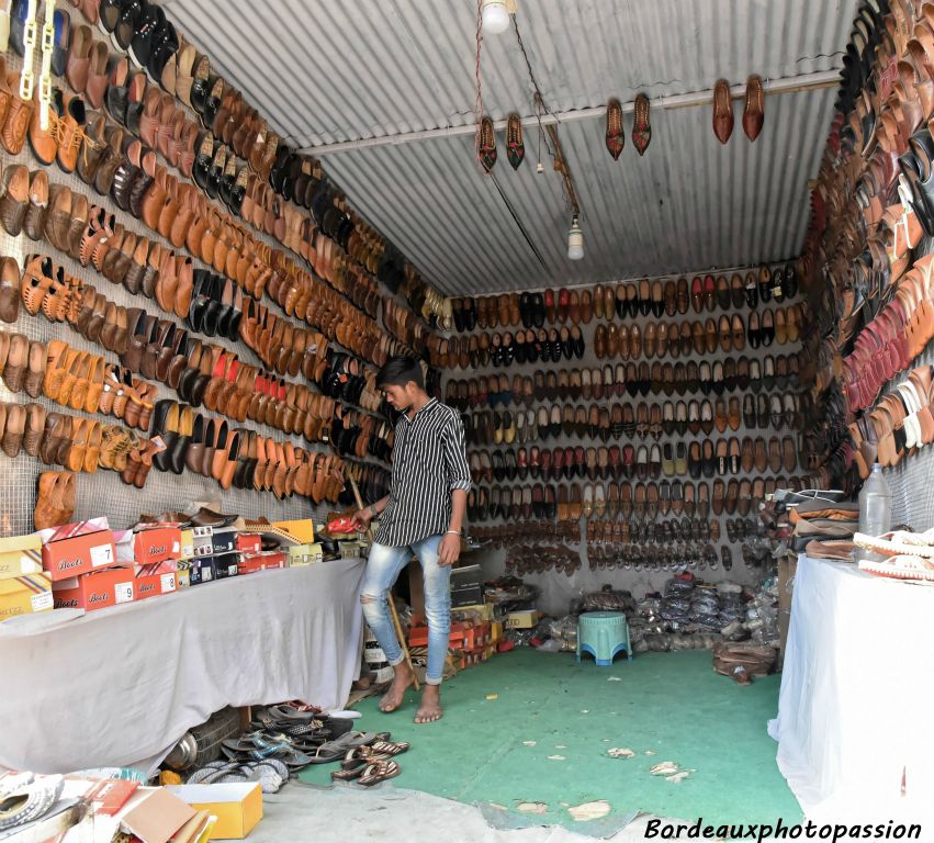 Marchand de chaussures en cuir. Certains hindous végans refusent d'en porter.