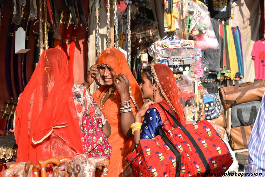 Les bijoux et les vêtements attirent les touristes coquettes.