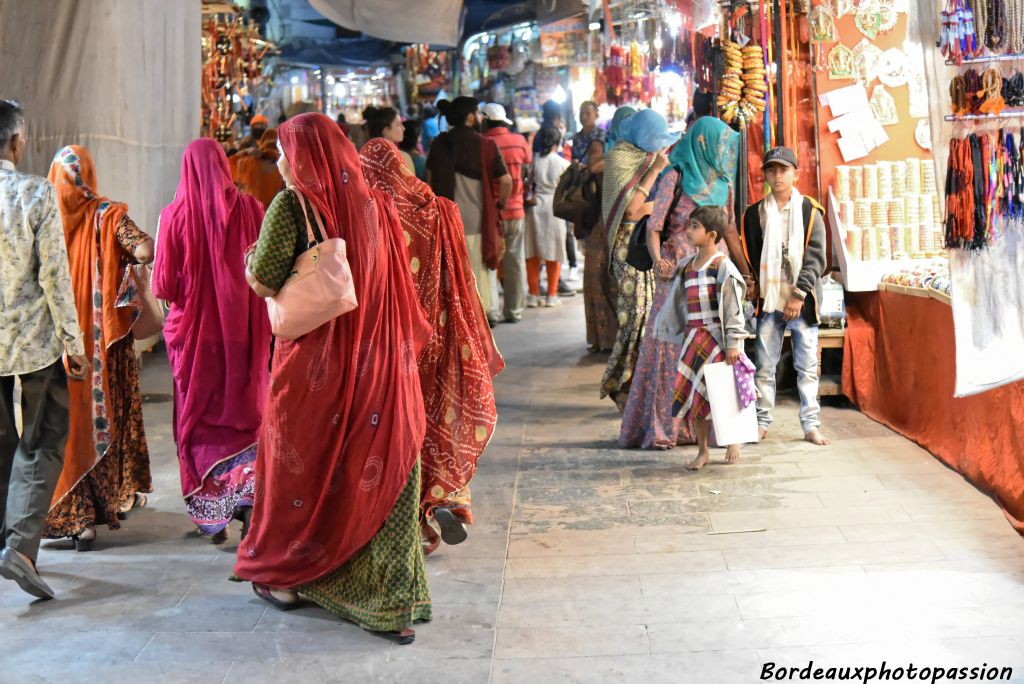 Les nombreux pélerins sont attendus dans les rues attirantes de Pushkar.