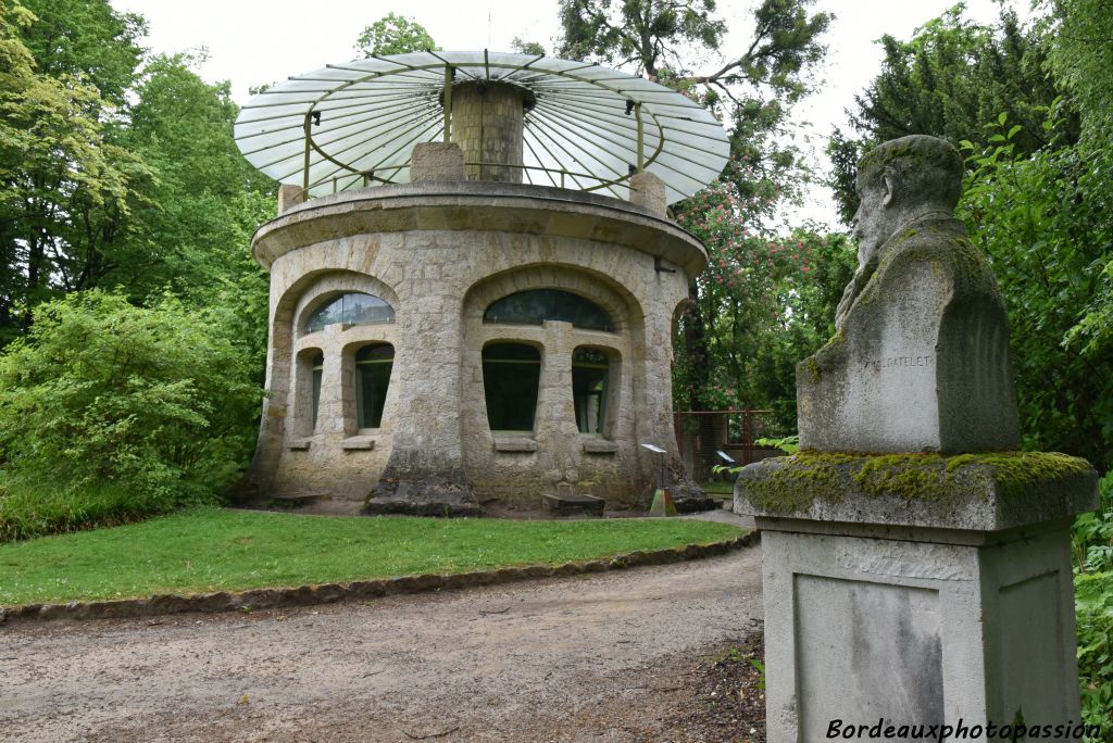 Vers 1904, un pavillon circulaire abritant un aquarium est construit dans le jardin, à l'initiative d'Eugène Corbin. La toiture en forme d'ombrelle témoigne de l'inspiration japonaise. La porte et les impostes des fenêtres sont ornées de vitraux de Jacques Gruber.