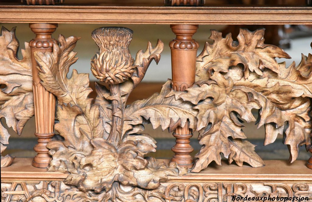 Détail de la  table "Le Rhin",  d'Émile Gallé,1889, en collaboration avec Victor Prouvé et Louis Hestaux.  Noyer, marqueterie de bois divers.  