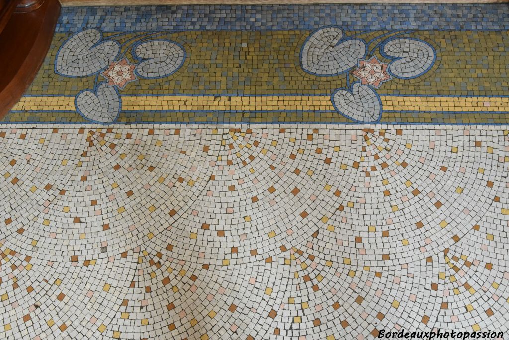 Au sol, des mosaïques avec des motifs en queue de paon et  de nénuphars.