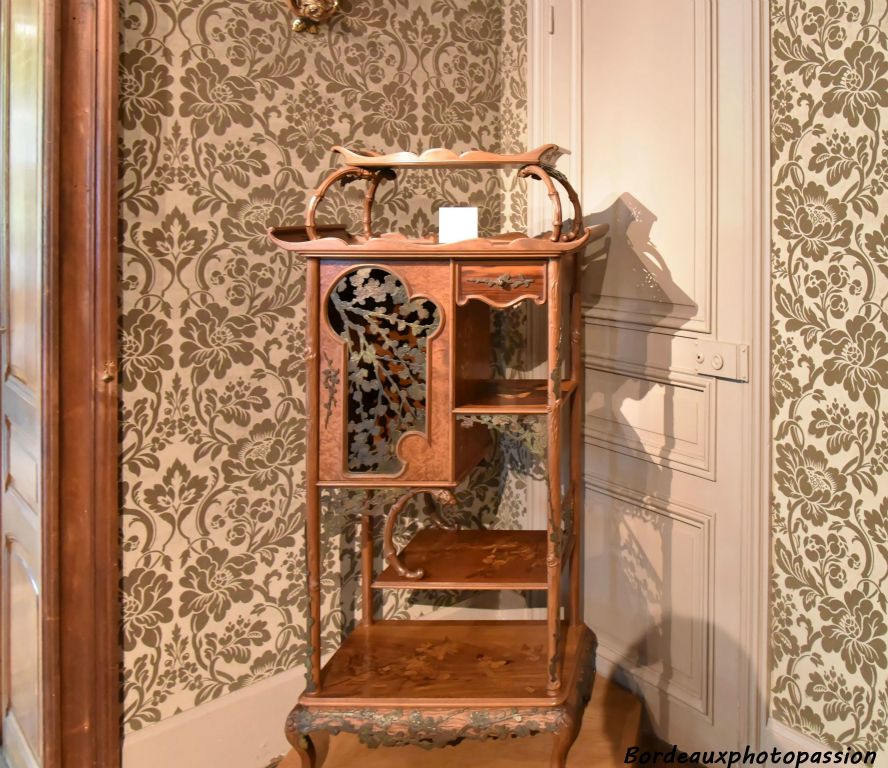 Emile Gallé, étagère Bambou, modèle créé en 1894. Noyer, marqueterie de bois variés et bronzes patinés.