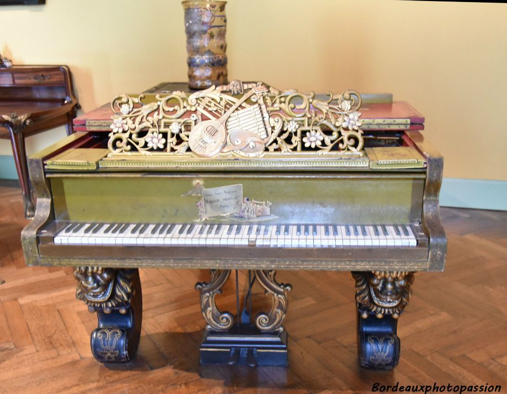 Auguste Majorelle père de Louis (1825-1879), Piano à queue, 1878, bois sculpté et peint, vernis Martin, applications de faïence.