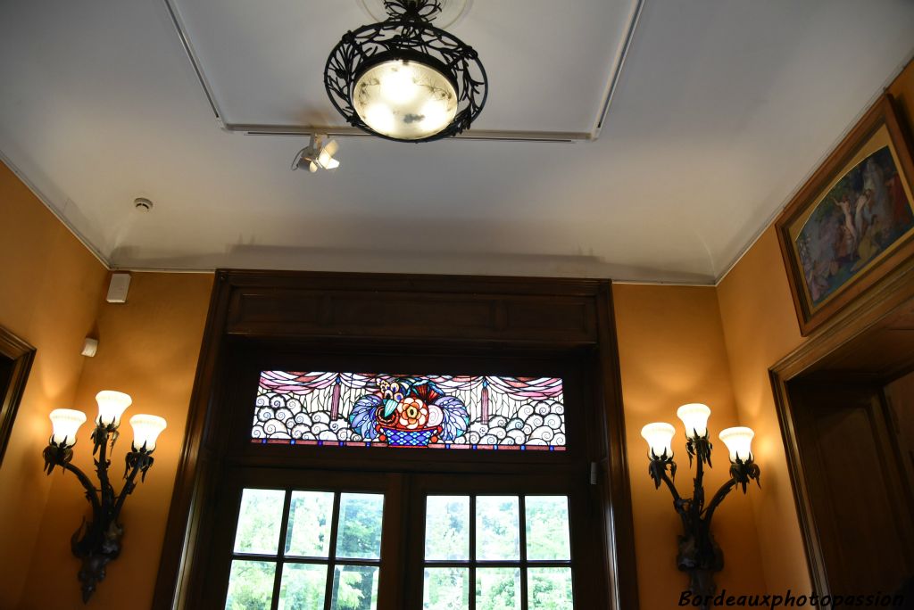 Vitraux encadrés par  les appliques “chardon” conçues par Daum et Majorelle pour la Chambre de Commerce et d’Industrie nous rappellent la devise nancéenne “Qui s’y frotte, s’y pique".